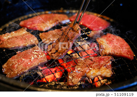 網の上で焼くジューシーな焼肉 網の上で焼くジューシーな焼肉 51109119