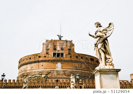 ローマ市内の古代遺跡（イタリア）　サンタンジェロ橋の天使像とサンタンジェロ城 51129054