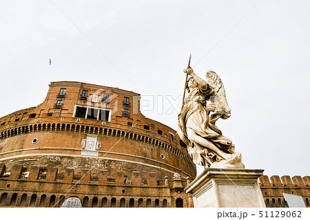 ローマ市内の古代遺跡 イタリア サンタンジェロ橋の天使像とサンタンジェロ城の写真素材