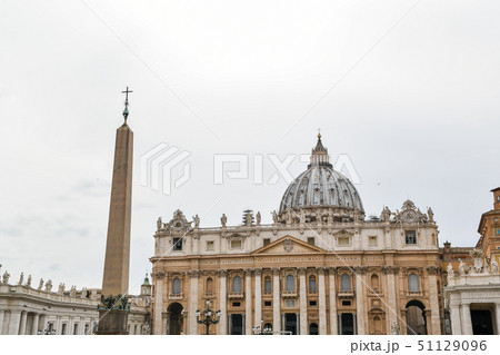 サン ピエトロ広場 オベリスクと大聖堂 バチカン市国 の写真素材