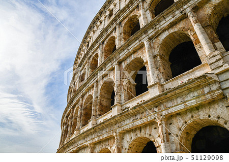 ローマ市内の古代遺跡（イタリア） コロッセオの写真素材 [51129098