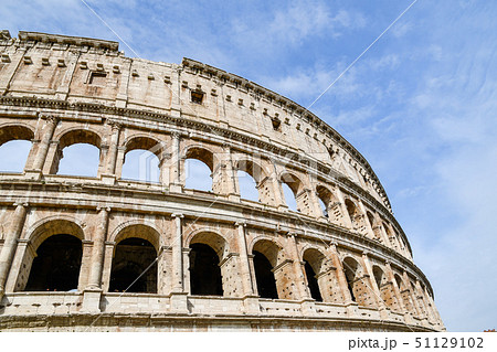 ローマ市内の古代遺跡（イタリア） コロッセオの写真素材 [51129102