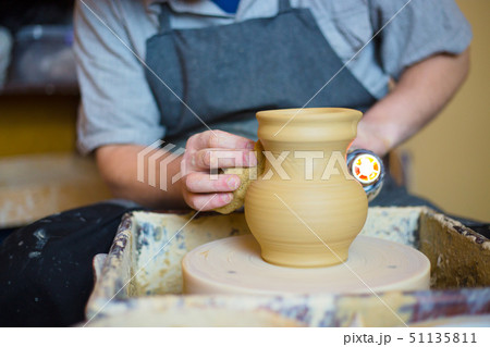 Potter drying ceramic pot with special dryer Potter drying ceramic pot with special dryer 51135811