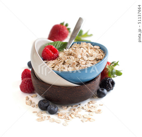 Rolled oats in a bowl with berries 51137664
