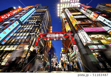 日本の東京都市景観 歌舞伎町を望む(夜景) 日本の東京都市景観 歌舞伎町を望む(夜景) 51163487