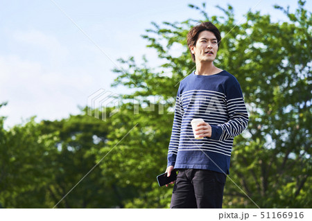 若い男性 青空 若い男性 青空 51166916