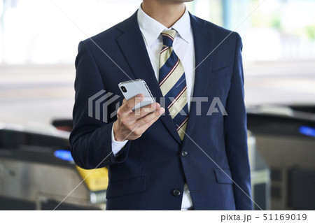 若い男性　　改札　撮影協力「京王電鉄株式会社」 51169019