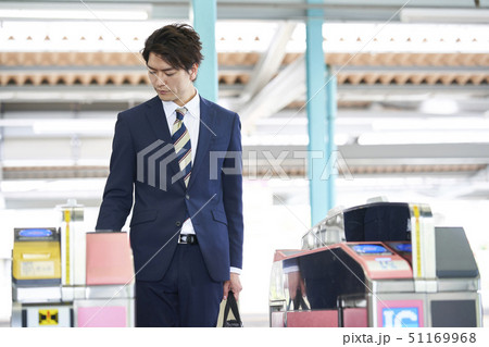 若い男性 改札 撮影協力「京王電鉄株式会社」 若い男性 改札 撮影協力「京王電鉄株式会社」 51169968