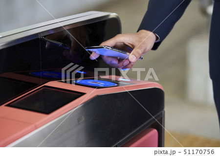 若い男性　　改札　撮影協力「京王電鉄株式会社」 51170756