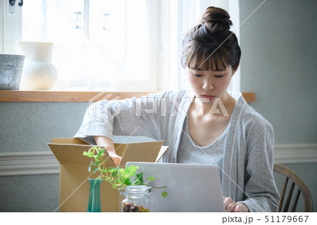 女性　ライフスタイル　ネットショッピング　パソコン 51179667