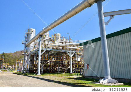快晴の北海道森町北海道電力濁川地熱発電所の蒸気変換工場の春の風景を撮影 51211923