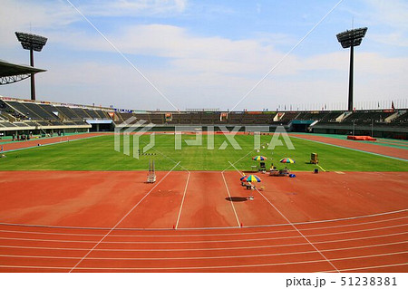 初夏の陽射しに輝く陸上競技場 初夏の陽射しに輝く陸上競技場 51238381