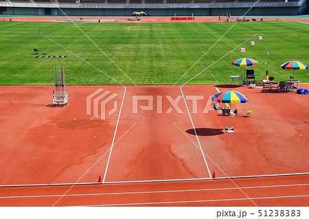 初夏の陽射しに輝く陸上競技場 51238383