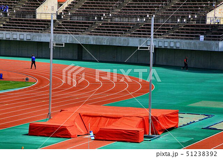 初夏の陽射しに輝く陸上競技場 初夏の陽射しに輝く陸上競技場 51238392