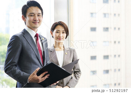 2人の弁護士 51292197