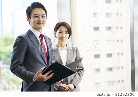 2人の弁護士 51292200