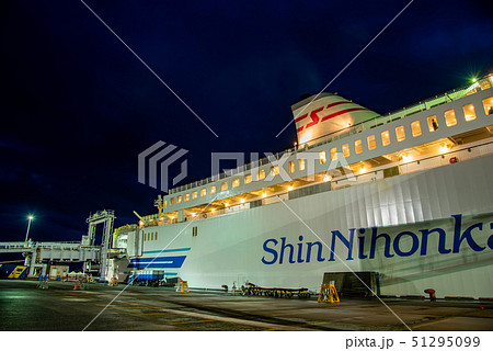 苫小牧東港から出航直前の新日本海フェリー　らいらっく 51295099