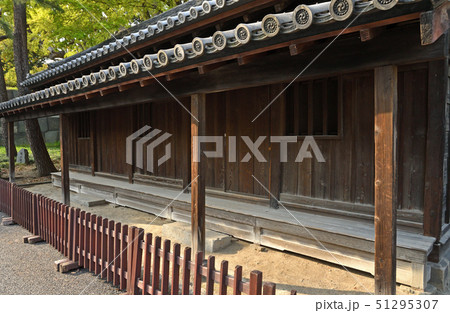 皇居周辺散歩：同心番所　皇居東御苑 51295307