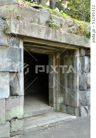 皇居周辺散歩：石室　皇居東御苑 51295312