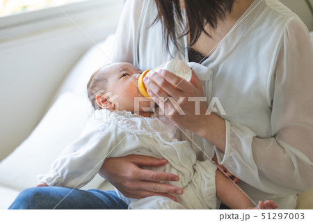赤ちゃん　授乳 51297003
