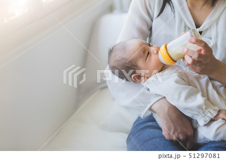 赤ちゃん　授乳 51297081