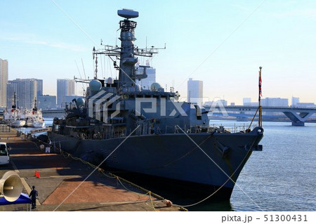 晴海埠頭に停泊する英海軍フリゲート「モントローズ」 51300431