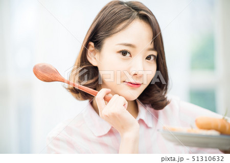 女性 ライフスタイル 朝食 女性 ライフスタイル 朝食 51310632