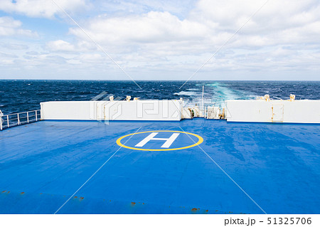 船の甲板とヘリポートと海の写真素材