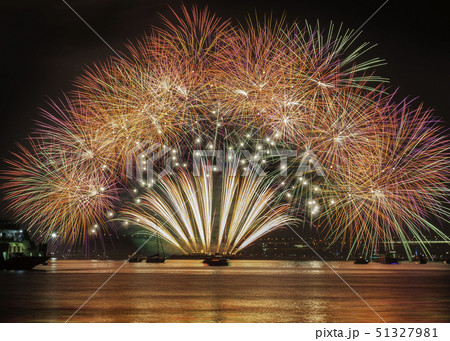 広島みなと祭の花火大会です。背景の街並みに比べ扇形に開いた花火がいかに大きいか分かります。広島県 広島みなと祭の花火大会です。背景の街並みに比べ扇形に開いた花火がいかに大きいか分かります。広島県 51327981