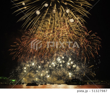 広島花火まつり・海上に大筒花火が映ります。観覧の船や人影が小さく見えます。 51327987