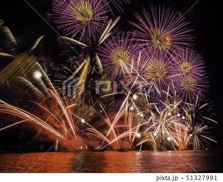 海上に咲く仕掛け連発花火です。海面が真っ赤に染まります。広島市 51327991