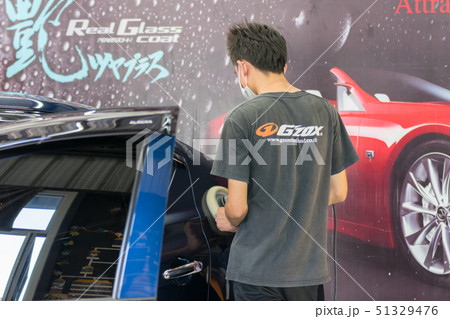 Cleaning the car 51329476