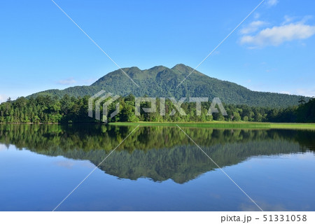 尾瀬沼に倒影する燧ヶ岳 51331058