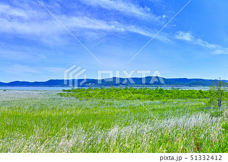 北海道釧路市、初夏の塘路湖と釧路湿原 51332412