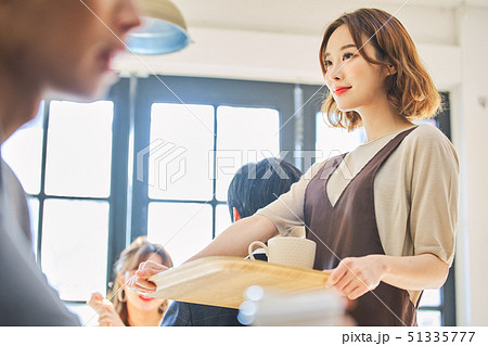 女性　カフェ　店員 51335777