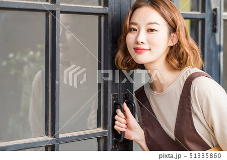 女性 カフェ 店員 女性 カフェ 店員 51335860