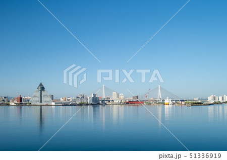 【青森ベイエリア】青森港の朝の風景 51336919