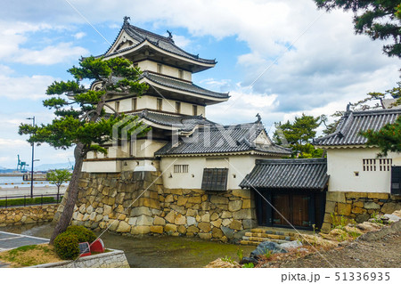 高松城(玉藻公園)の海側にそびえる月見櫓と水手御門 高松城(玉藻公園)の海側にそびえる月見櫓と水手御門 51336935