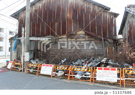 道路に溢れる不法投棄と廃墟(ゴミ屋敷) 道路に溢れる不法投棄と廃墟(ゴミ屋敷) 51337686