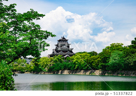 青空に映える新緑の林と広島城 51337822