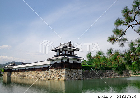 青空と広島城の太鼓櫓 51337824