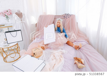 rich girl leisure luxury lifestyle shopping 51338567