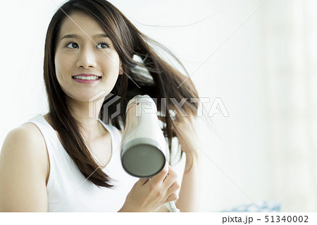 若い女性 ドライヤー 若い女性 ドライヤー 51340002