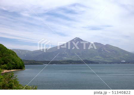 磐梯山と猪苗代湖 51340822