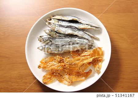 おつまみ盛り合わせ。焼きめざしといわしせんべい。 おつまみ盛り合わせ。焼きめざしといわしせんべい。 51341167