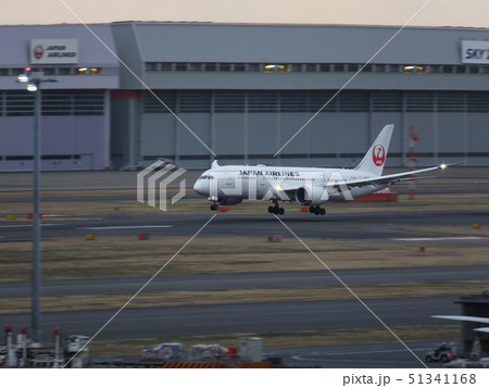 羽田空港に着陸するJAL ボーイング787 飛行機 羽田空港に着陸するJAL ボーイング787 飛行機 51341168