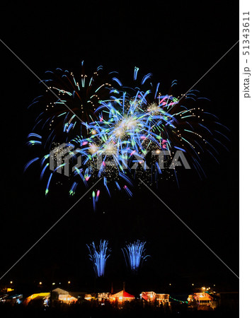 青色の爽やかなスターマイン 51343611