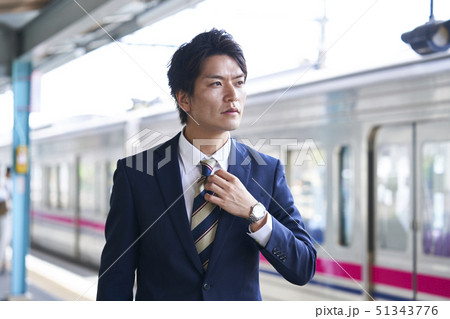 若い男性 駅のホーム 撮影協力「京王電鉄株式会社」 若い男性 駅のホーム 撮影協力「京王電鉄株式会社」 51343776