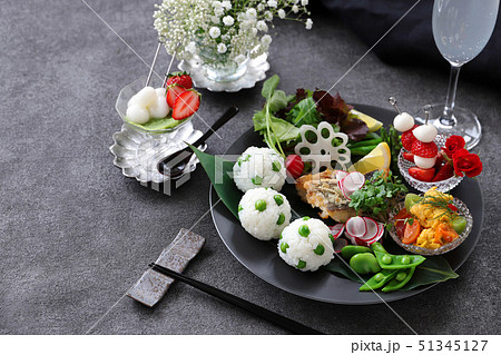 豆ごはんおにぎりのワンプレート 51345127