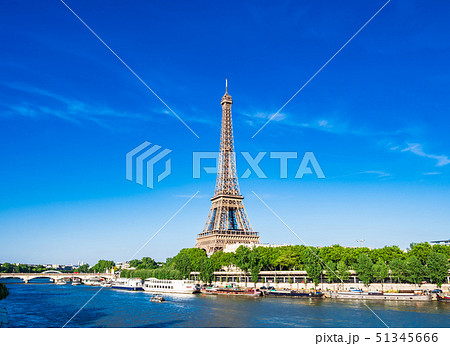 パリ　エッフェル塔とセーヌ川 51345666